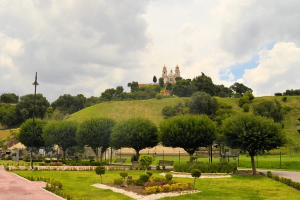 Grande pyramide au-dessus de Cholula avec église — Photo