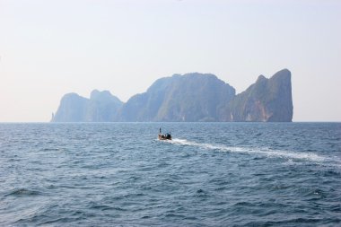 Tekne ile Picturesque kayalar Railay Bay, Krabi, Tayland