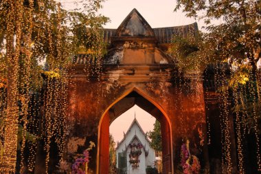 Kraliyet Sarayı, Lopburi, Tayland için ışıklı giriş