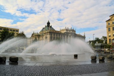 Stachus çeşme Karlsplatz, Münih, Bavyera, Almanya üzerinde