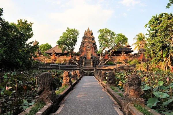 莲花池和印度教寺庙，巴厘岛，巴厘岛 — 图库照片
