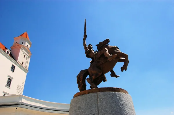 Häst Rider riddare vid Bratislavas slott mot en blå himmel — Stockfoto