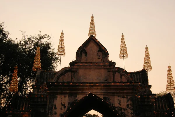 Belysta ingången till Kungliga slottet, Lopburi, Thailand — Stockfoto