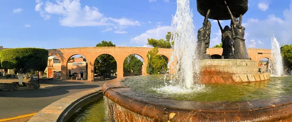 Spanish colonial aquaeduct in Morelia, Central Mexico — Stock Photo, Image