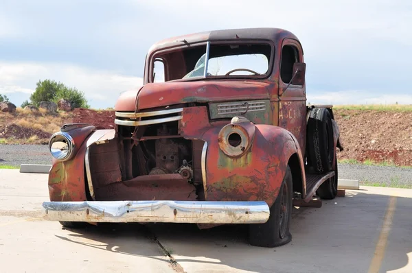 Zardzewiały samochód wrak na Route 66, Arizona, Stany Zjednoczone Ameryki — Zdjęcie stockowe