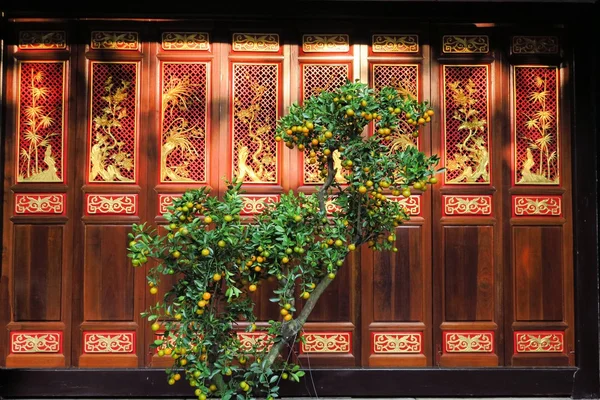 木製ドア、仏教寺院、サイゴン、ベトナムの前のオレンジの木 — ストック写真