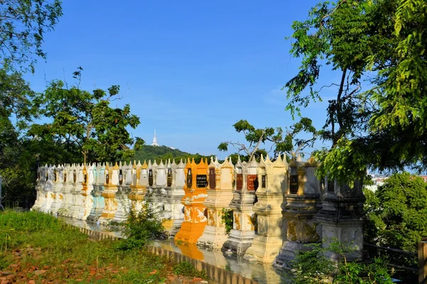 Boeddhistische Thai begraafplaats in Phetchaburi, Thailand — Stockfoto