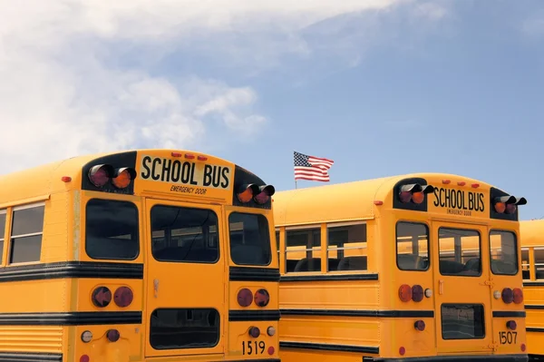Fila di autobus scolastici americani, USA — Foto Stock
