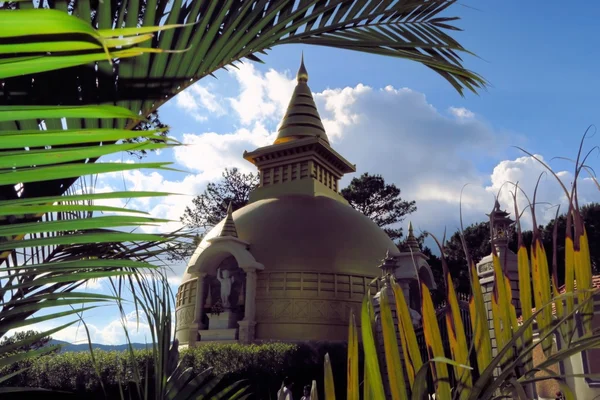 Arany sztúpa Tuyen Lam buddhista kolostor, Dalat, Vietnam — Stock Fotó