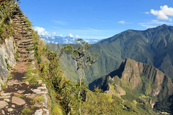 Escaleras de sendero con Machu Picchu muy abajo en los Andes, Perú — Foto de Stock