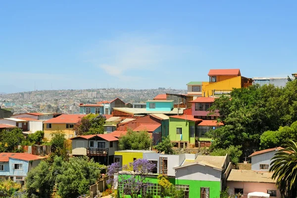 Coloridos edificios en las colinas de Valparaíso, Chile — Foto de Stock
