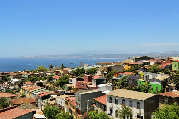 Barevné budovy na kopcích Valparaiso, Chile — Stock fotografie