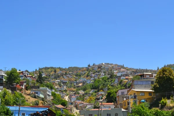 Färgglada byggnader på kullarna i Valparaiso, Chile — Stockfoto