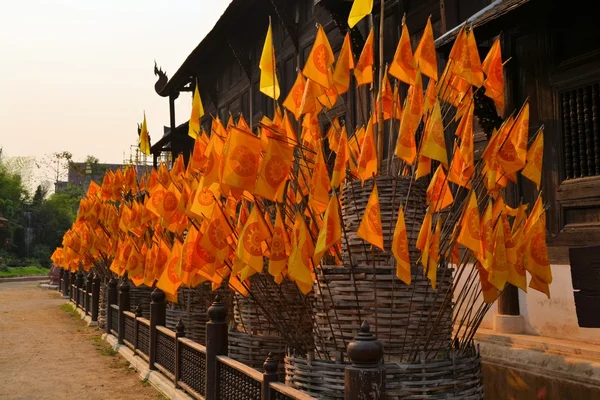 Bandiere arancioni con simbolo buddista davanti a un tempio, Chiang Mai, Thailandia — Foto Stock