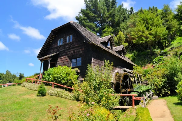 Molino de agua tradicional de inmigrantes alemanes en Frutillar, Chile . —  Fotos de Stock