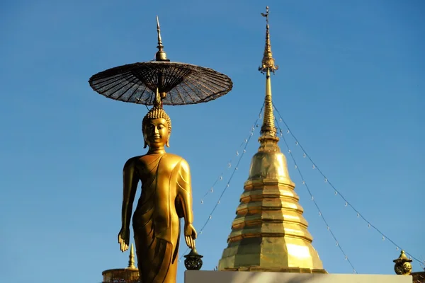 Sittande Buddha staty på Chiang Mai templet — Stockfoto