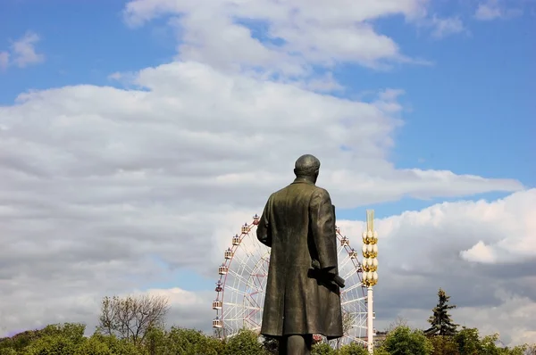 Lenin statyn tittar pariserhjul, Moskva, Ryssland. — Stockfoto