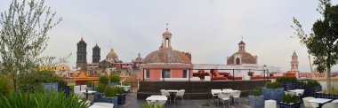 Çatı katındaki Cafe Amparo Müzesi ile katedral, Puebla, Meksika