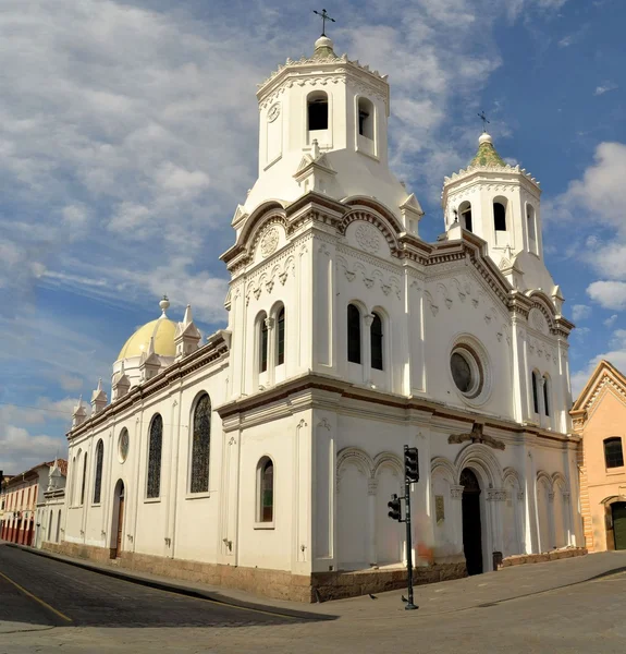 Spanische kolonialkatholische christliche kirche in cuenca, ecuador — Stockfoto