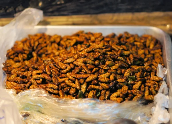 Gebakken zijde wormen op een Thaise markt — Stockfoto
