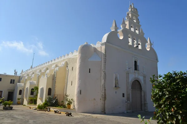 Igreja lavada branca colonial, Merida, Yucatan, México — Fotografia de Stock