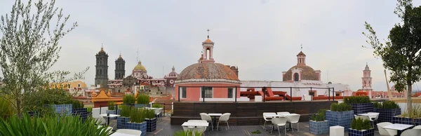 Café en la azotea del Museo Amparo con Catedral, Puebla, México — Foto de Stock