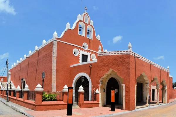 Red painted Catholic Church, Valladolid, Yucatan, Mexico — Stock Photo, Image