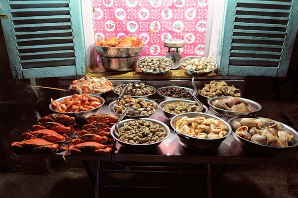 Fresh seafood street stall in Ho Chi Minh City, Vietnam — Stock Photo, Image