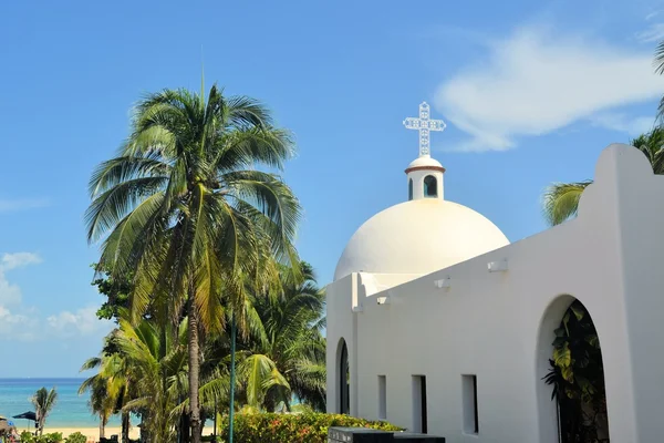 Bílý kostel mexické na pláži Playa del Carmen, Mexiko Stock Fotografie
