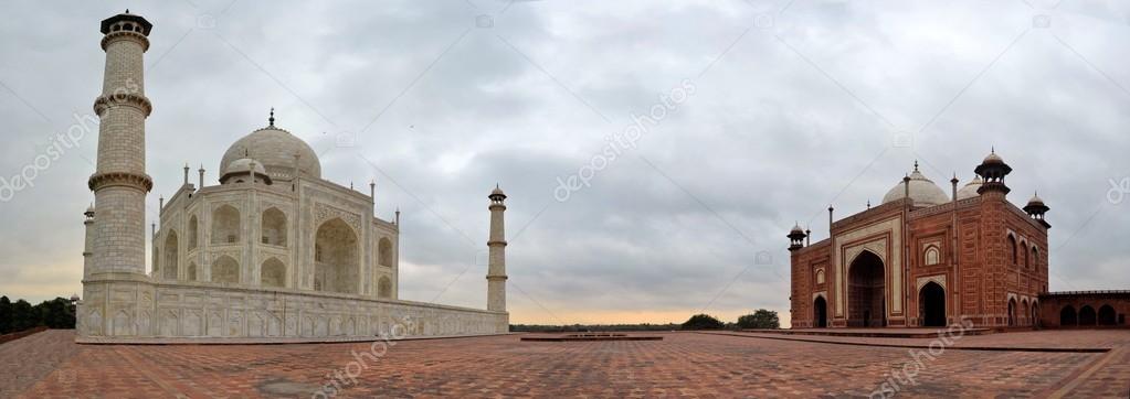 Taj Mahal royal tomb and Mosque, Agra, India