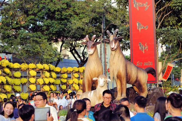 Rok Tet, Ho Či Minovo město, Vietnam symbolu koza — Stock fotografie