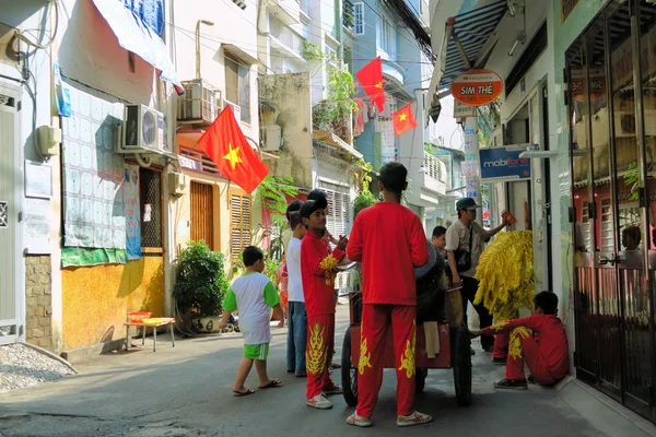 Sárkány tánc bemutató társulatok Tet újévi ünnepség, Ho Si Minh-város, Vietnam — Stock Fotó