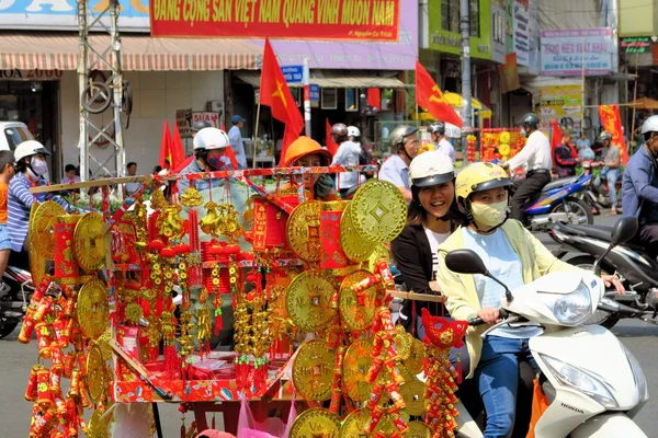 Lykkeamuletter til salgs, Tet nyttår, Ho Chi Minh by, Vietnam – stockfoto