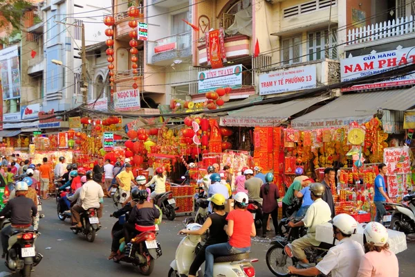 Encantos da sorte para venda, Tet Ano Novo, Ho Chi Minh cidade, Vietnã — Fotografia de Stock