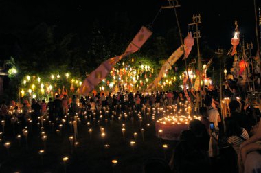 Rahipler Yee Peng Festival ışıkların Chiang Mai, Tayland için hazırlanıyorlar