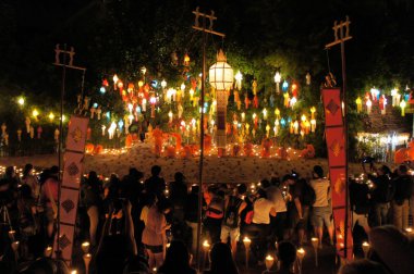 Rahipler Yee Peng Festival ışıkların Chiang Mai, Tayland için hazırlanıyorlar