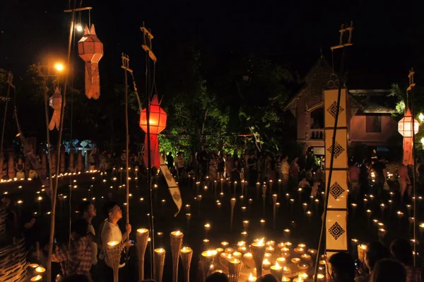 Rahipler Yee Peng Festival ışıkların Chiang Mai, Tayland için hazırlanıyorlar — Stok fotoğraf