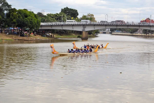 Dragon Boat Race under Loy Krathong festival, Chiang Mai, Thailand — Stockfoto