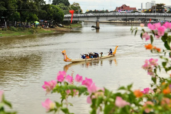 Dragon Boat Race during Loy Krathong festival, Chiang Mai, Thailand — Stock Photo, Image