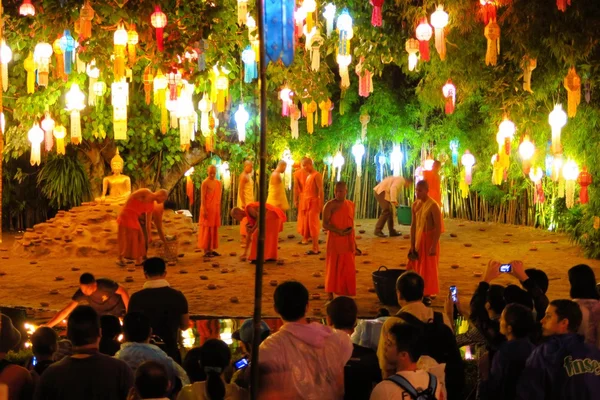 Munkar förbereder för Yee Peng Festival av ljus i Chiang Mai, Thailand — Stockfoto