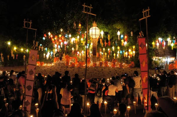 Rahipler Yee Peng Festival ışıkların Chiang Mai, Tayland için hazırlanıyorlar — Stok fotoğraf