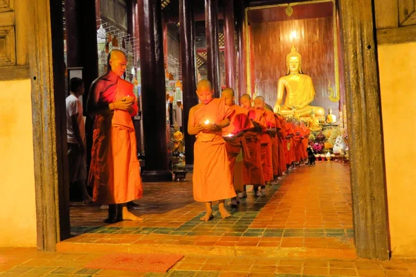 I monaci si stanno preparando per Yee Peng Festival delle Luci a Chiang Mai, Thailandia — Foto Stock