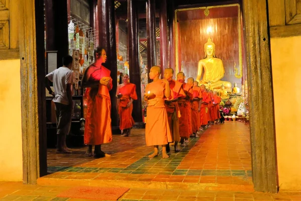 I monaci si stanno preparando per Yee Peng Festival delle Luci a Chiang Mai, Thailandia — Foto Stock