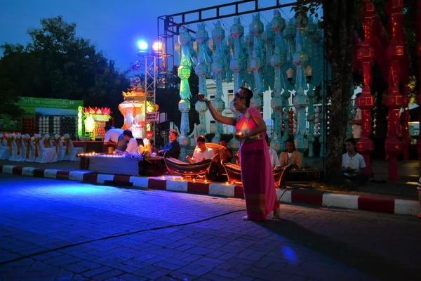 Woman dancing to traditional music, Loy Krathong Festival, Chiang Mai — Stock Photo, Image