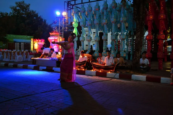 Woman dancing to traditional music, Loy Krathong Festival, Chiang Mai — Stock Photo, Image