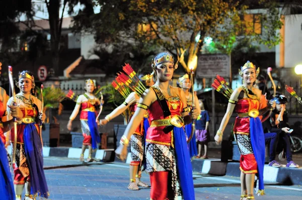 Kvinnor klädda som bågskyttar, Yogyakarta stad festival parad — Stockfoto