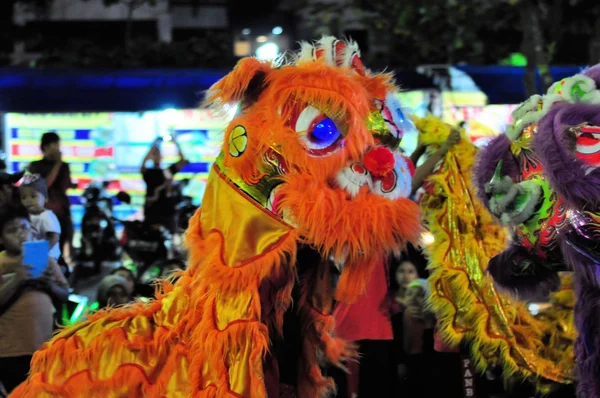 Čínský drak kostýmy, Yogyakarta město festival parade — Stock fotografie