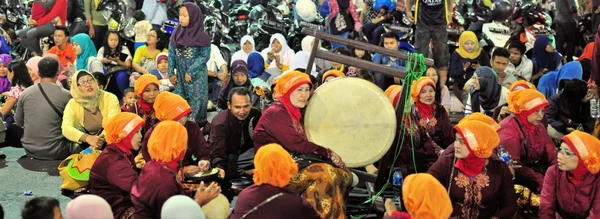 女性ドラム、ジョグ ジャカルタ市祭りパレードで音楽を作る — ストック写真