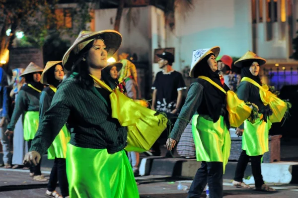 Women in traditional rural farmer dress, Yogyakarta city festival parade — Stock Photo, Image