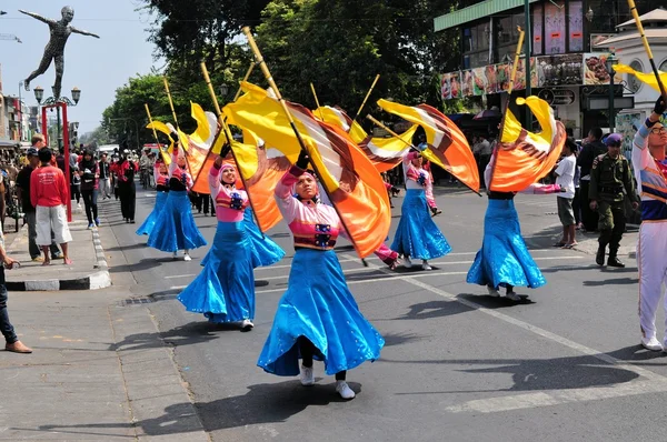 Frauen präsentieren Flaggen, Parade zum Stadtfest von Yogyakarta — Stockfoto